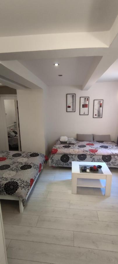Studio Apartman Kocka Белград Экстерьер фото